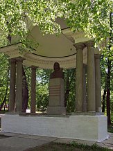 Лефортовский парк с беседкой-памятником Петру I (Москва)