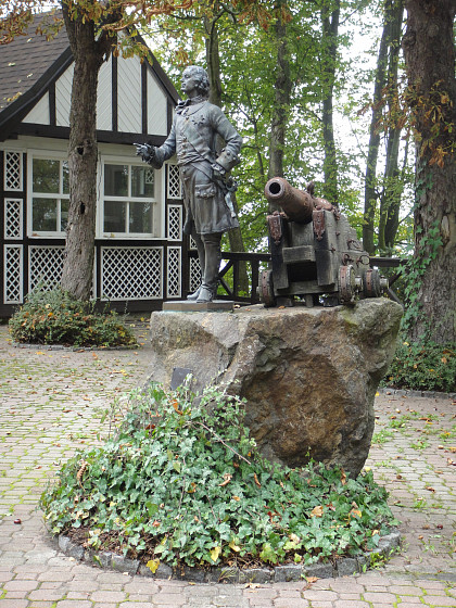 Памятник Петру I у отеля Аберг в Карловых Варах (Carův pomník na Abergu, Doubská hora)