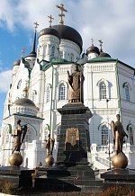 Памятник епископу Митрофану перед кафедральным собором (Воронеж)