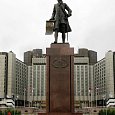 Памятник Петру I перед гостиницей «Park Inn by Radisson Pribaltiyskaya» (С-Петербург)