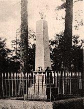 Памятник на Большом острове (Гроссхольм; Suursaar) в память 200-летнего юбилея Петра I