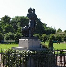 Памятник  «Пётр I с малолетним Людовиком XV на руках» (Петергоф, С-Петербург)