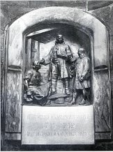 Горельеф на стене храма Святых Первоверховных Апостолов Петра и Павла